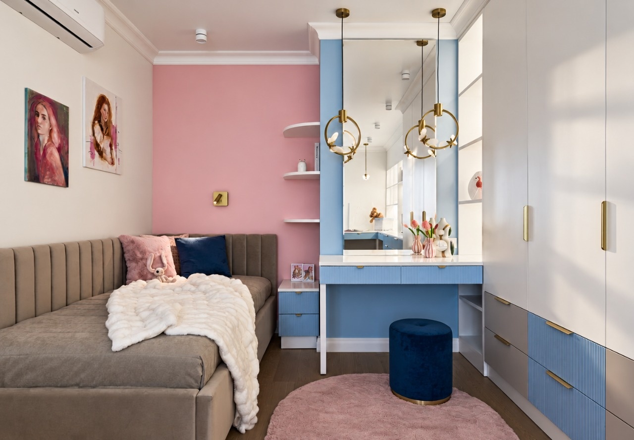 Розово-голубая спальня с зеркалом и туалетным столиком
